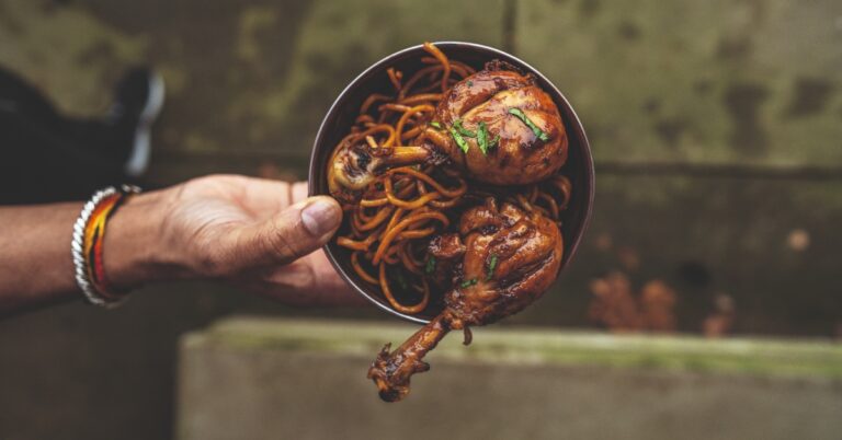 Surinaamse bami met gemarineerde kip van sterrenchef Soenil Bahadoer