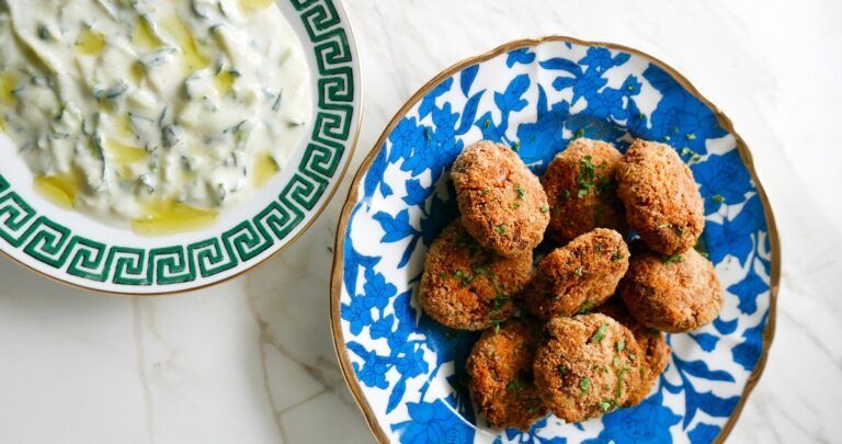 Recept: Zoete-aardappelfalafels met een yoghurtdip