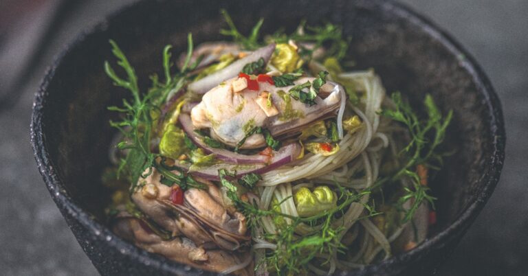 Superlekker: zo maak je Thaise noedelsalade met mosselen uit het kookboek Hommage van Sergio Herman