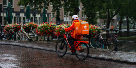 Thuisbezorgd koerier fiets in Amsterdam