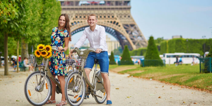 Toeristen fietsen Eiffeltoren