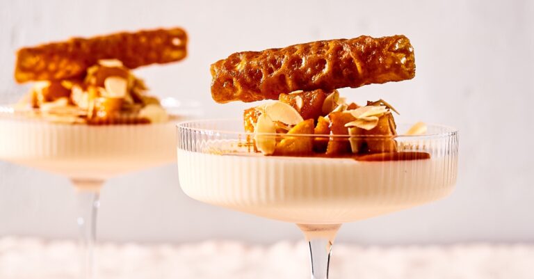 Recept: yoghurt-Amaretto bavarois met gekarameliseerde appel
