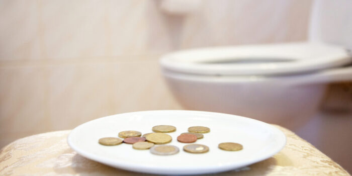 Toilet met schaal muntjes