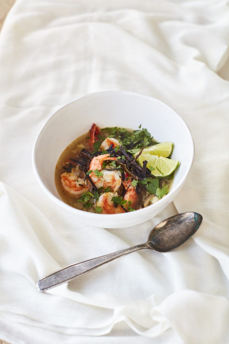 Tom yum goong met gefrituurde zeespaghetti