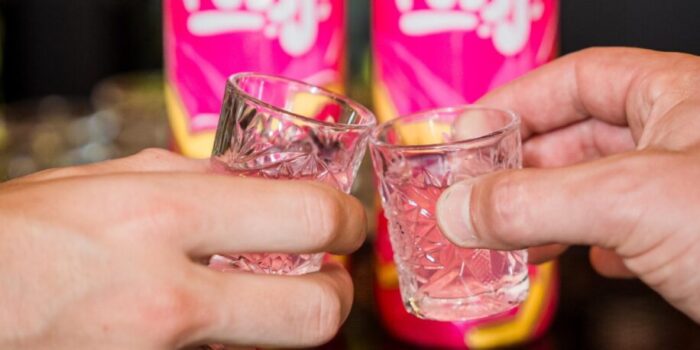 Tompoesje handen shotglaasje