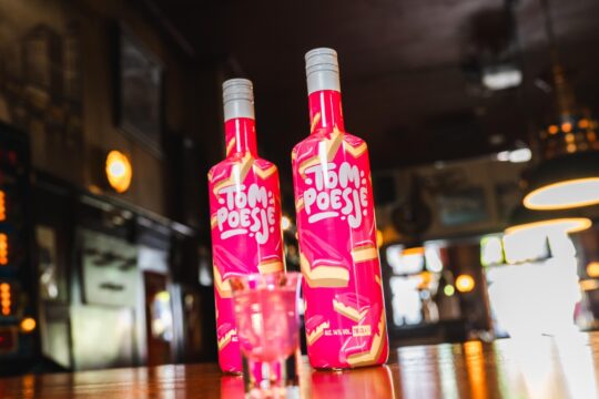 Tompoesje: knalroze flessen op de bar