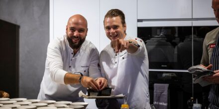 Twee chefs aan het werk tijdens 100Chefs Gault&Millau