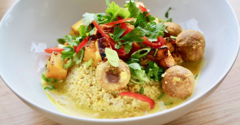 Recept: vegan gehaktballetjes met kurkuma-pompoencurry