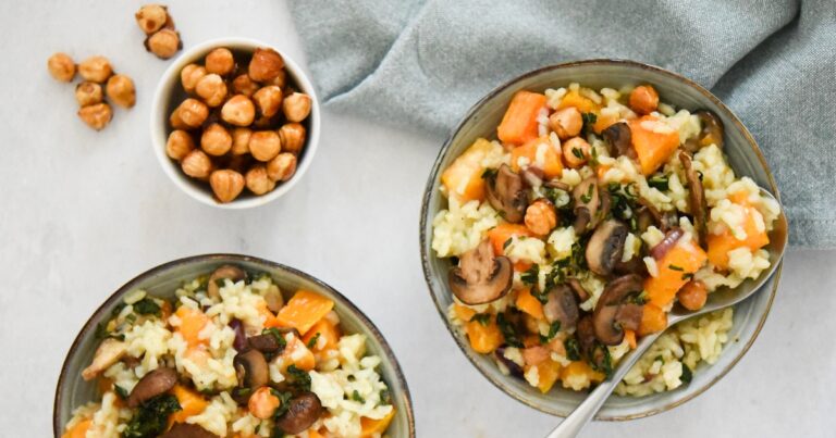Recept: pompoenrisotto met gebakken paddenstoelen en geroosterde hazelnoten