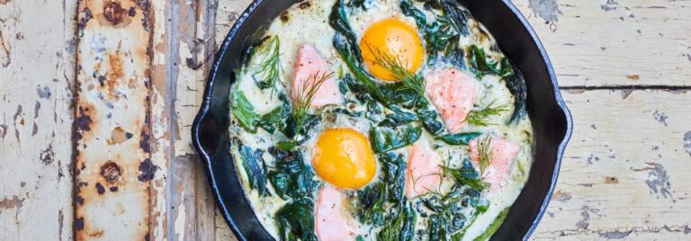 Recept: Shakshuka met een romige saus van zalm en spinazie