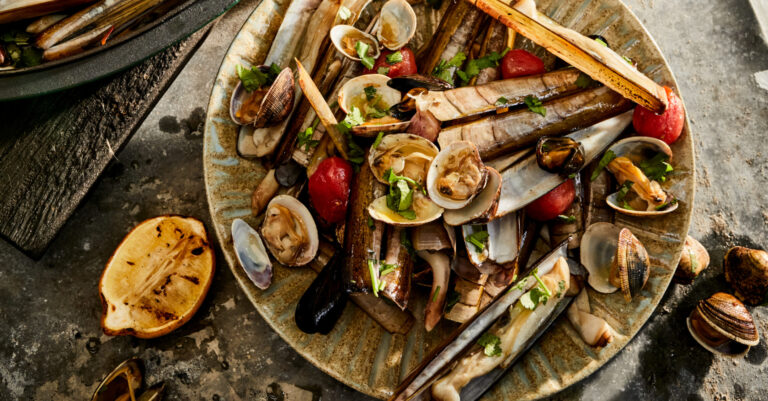 Schelpdieren klaarmaken op de BBQ
