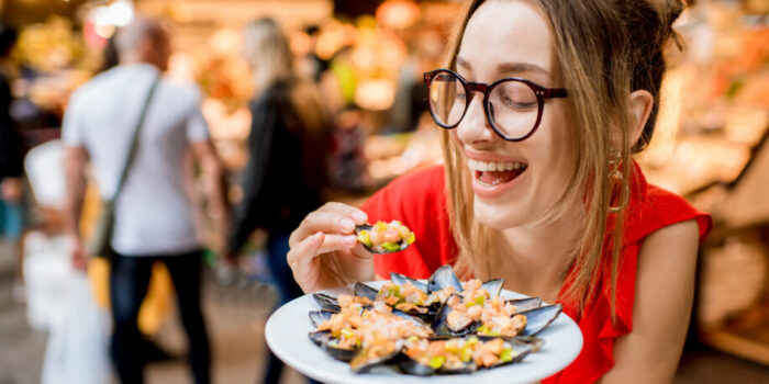 Vrouw met bord oesters blij