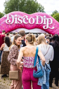 Vrouwen bij de entree van DiscoDip Festival