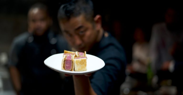 Wagyu katsu sando is de duurste sandwich ter wereld