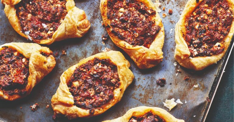 Recept: Warme broodjes met feta, za’atar, tomaat en olijven