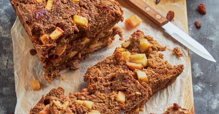 Superlekker: zo maak je een warme broodpudding met appel en rozijnen