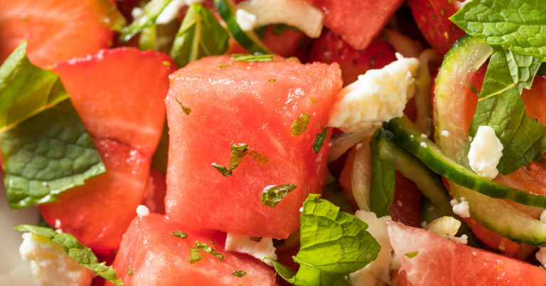 Zomerse salade? Vergeet sla, ga voor watermeloen, feta, aardbei en munt!
