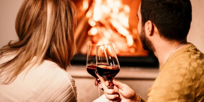 Wijn drinken bij open haard