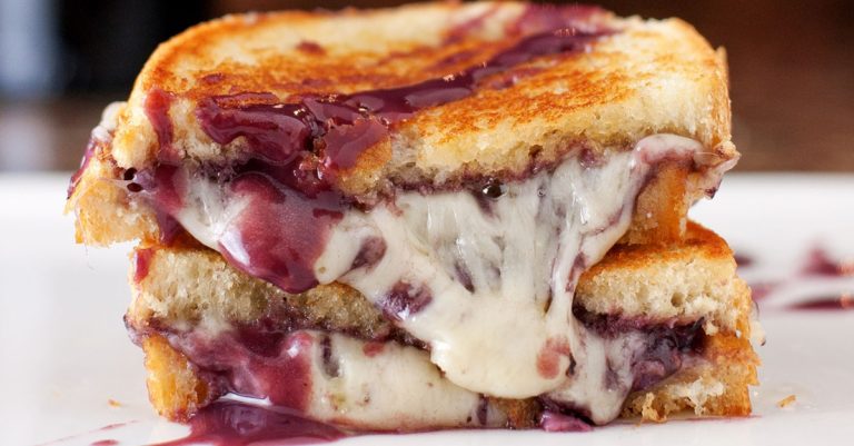 Maak deze bijzondere tosti met Gruyère en rode wijn