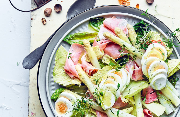 Asperges met gerookte beenham, ei en notenboter