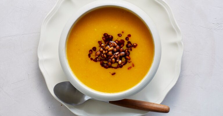 Recept: zo maak je een zalige wortelsoep met gebakken pijnboompitten uit de slowcooker