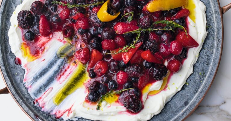 Recept: zomerfruit met labneh uit het nieuwe boek van Ottolenghi