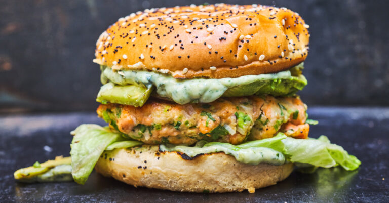 Recept: Zalmburgers met gegrilde asperges en dragonmayonaise