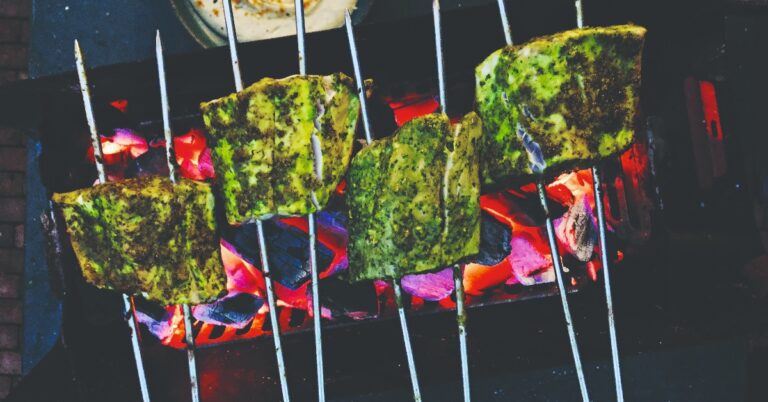Recept voor de lekkerste zeebaarsspiezen én voor leftover viskoekjes de dag erna