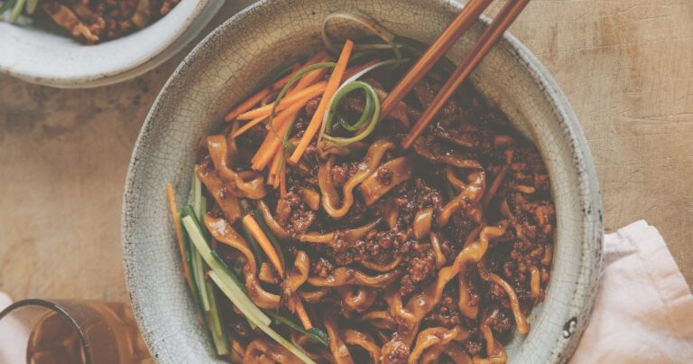 Recept: Zha jiang mian (‘gebakken saus-noedels’)
