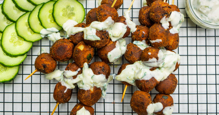 Recept: Zwarte bonen balletjes met vegan tzatziki