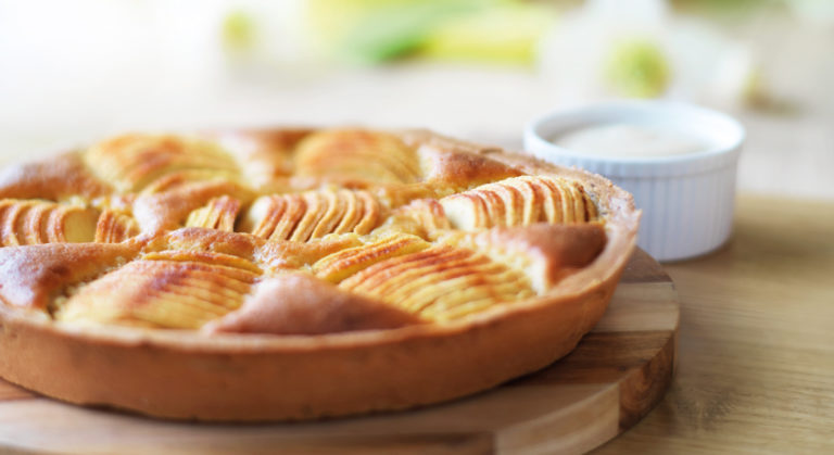 Appelcaketaart met frambozen