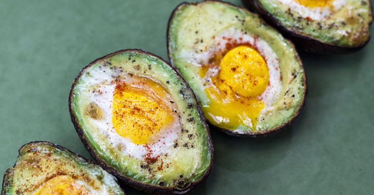 Recept: Gebakken avocado met ei uit de Airfryer