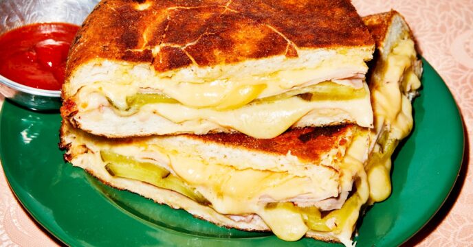 Een heerlijke tosti met kaas, ham en augurk