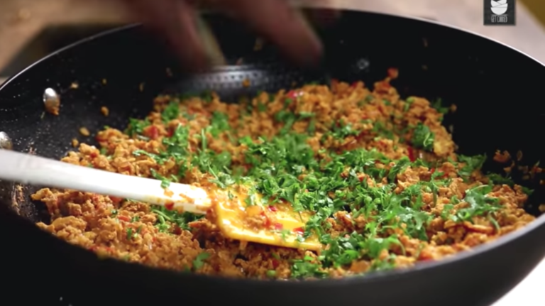 Spice up je roerei: anda bhurji
