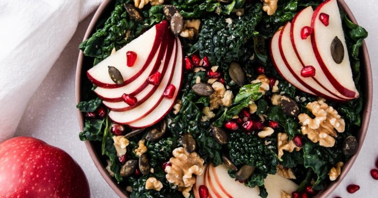 Recept: salade van cavolo nero, appel, noten en granaatappel