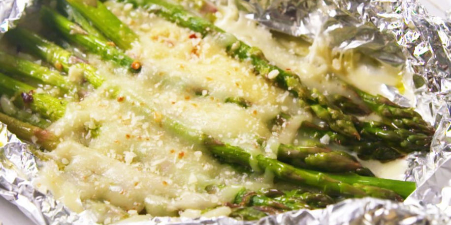 verlangen Zeg opzij zakdoek Recept: groene asperges met kaas uit de oven | FavorFlav