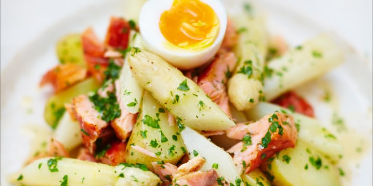 Asperges met warmgerookte zalm