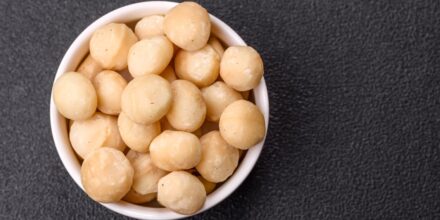 bakje macadamianootjes in wit bakje