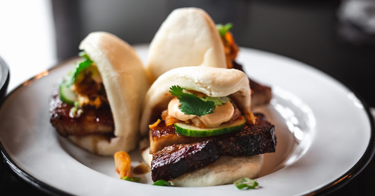 Recept: Steamed buns met buikspek en kimchi