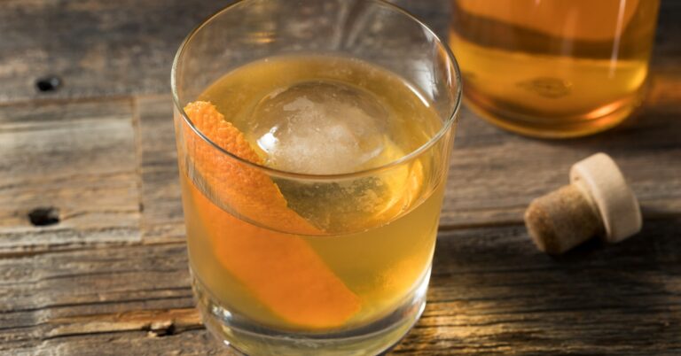 Batching is de nieuwste trend in thuis-cocktails, en jij wil het ook (plus 3 recepten!)