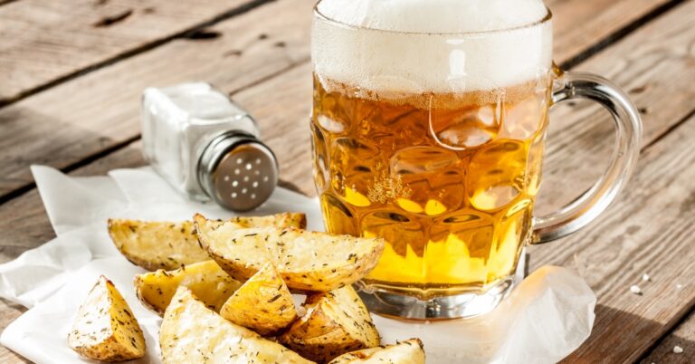 Aardappelen bakken in bier? Dat zou je dus écht eens moeten doen