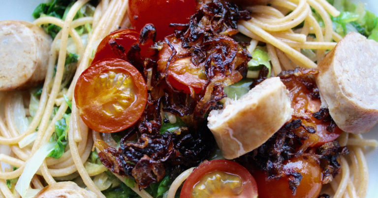 Recept: braadworst met spaghetti, andijvie en gekaramelliseerde sjalotjes