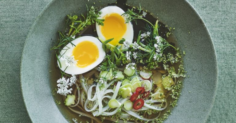 Recept: broccoli-ramen met ei en chili