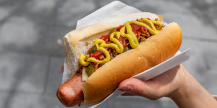 broodje hotdog mosterd saus