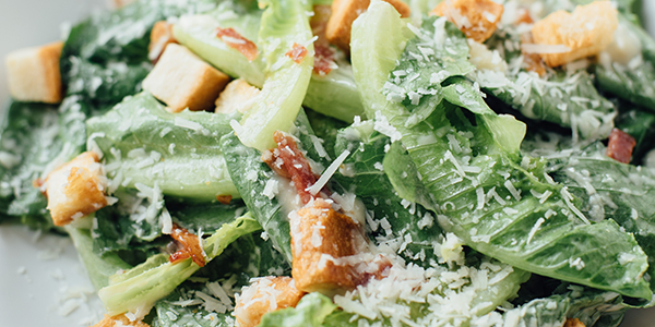 Recept: Caesar salad met geroosterde knoflook