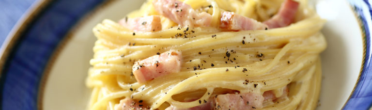 Gordon Ramsay’s snelle spaghetti carbonara: dit wil je proberen (behalve als je Italiaans bent..)