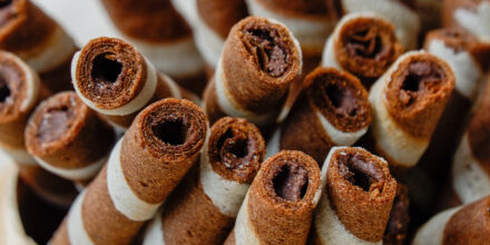 Een bak vol met heerlijke chocolade koekjes