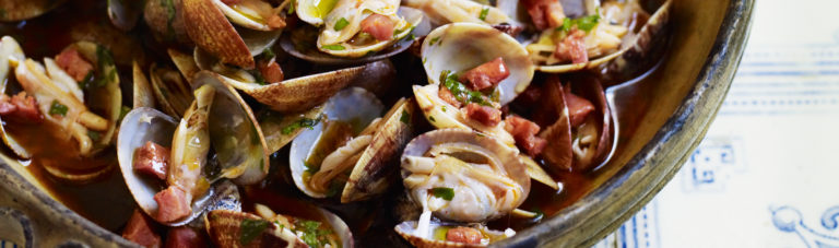 Clams met chouriço, knoflook en koriander
