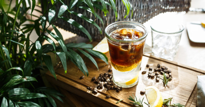 espresso tonic met ijs en palmbladeren