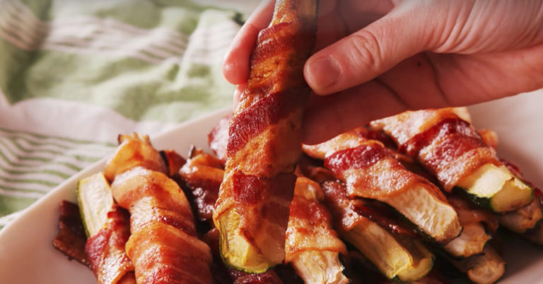 Recept: courgette sticks met spek (en dip!)